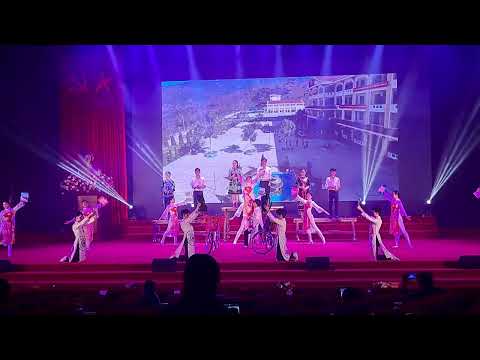 con trai biểu diễn