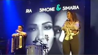 Simaria pega no peito de Simone em pleno show