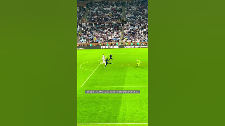 WHAT A SAVE!! Kolo Muani finds himself one-on-one with Emiliano Martinez. #fwc2022 #finalmatch