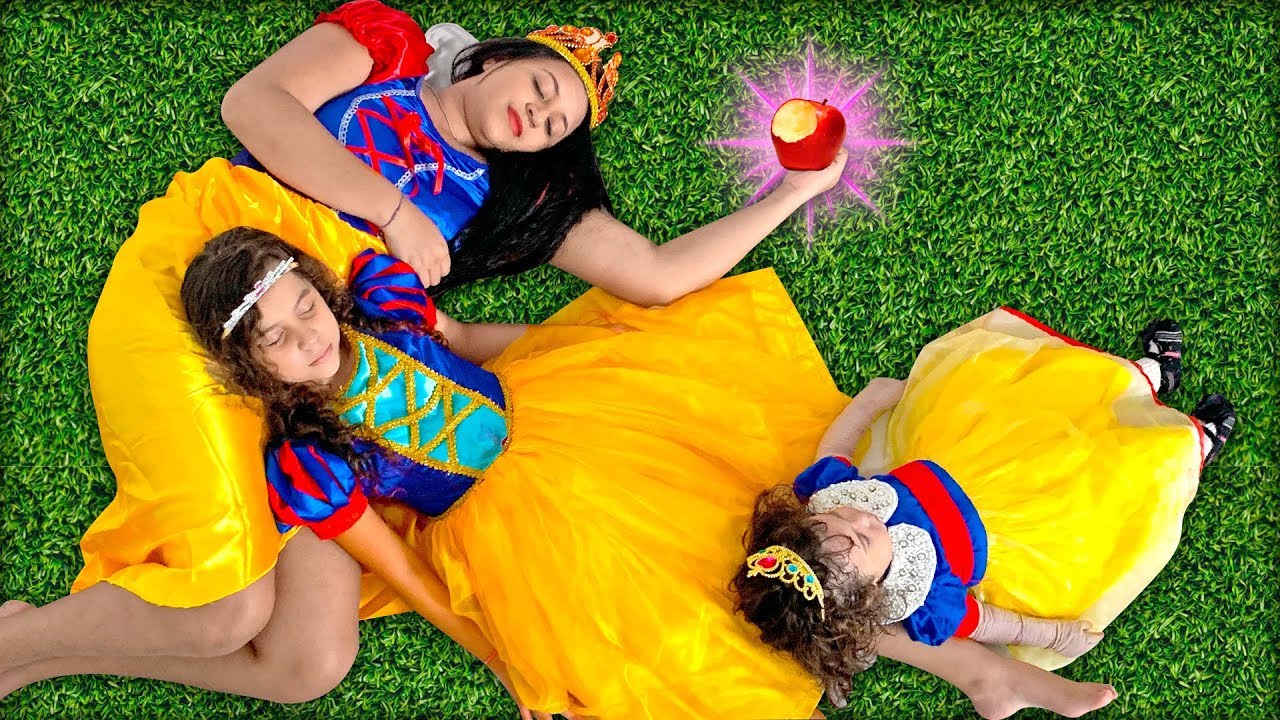 SARAH FINGE BRINCAR de BRANCA DE NEVE com a mamãe e Eloah