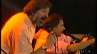 Miniatura del video "Francesco Guccini e Roberto Vecchioni  - "Gli amici" - Club Tenco 1989"