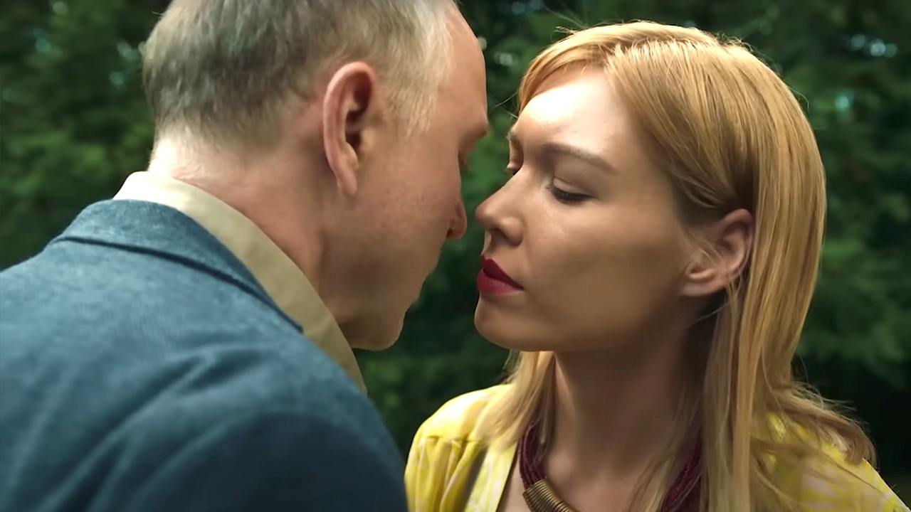 ELLA CUMPLÍA TODOS LOS CAPRICHOS DE SU MARIDO TIRANO...