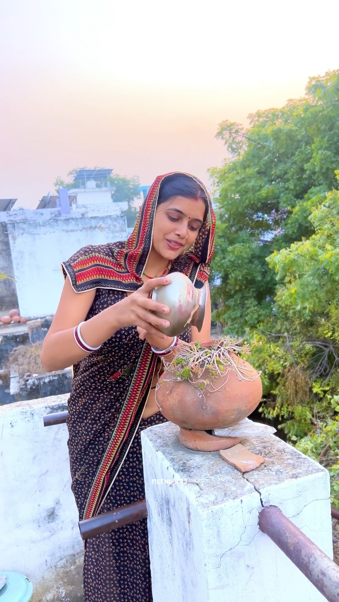 क्या खूबसूरत लग रही हैं तुम्हारी आँखे #shorts #meenu #trending #trendingshorts