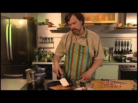 Суп из копченой свиной рульки и белой фасоли. Острая закуска из китайских огурцов