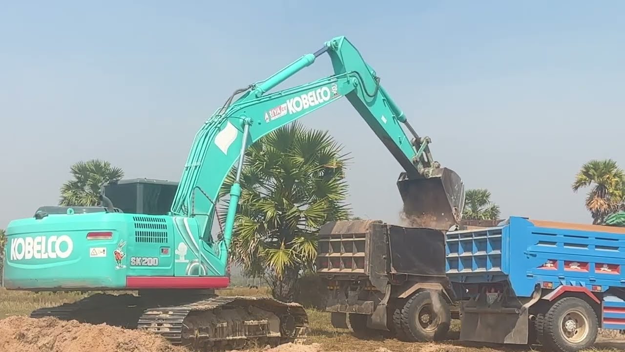 This job is a mess. Are you running on dirt or running on water? Dump Truck Excavator #xcavator