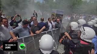 Top Channel/ Nuk ndalen protestuesit para Bashkisë së Tiranës, mes tym e flakëve qëllojnë me...