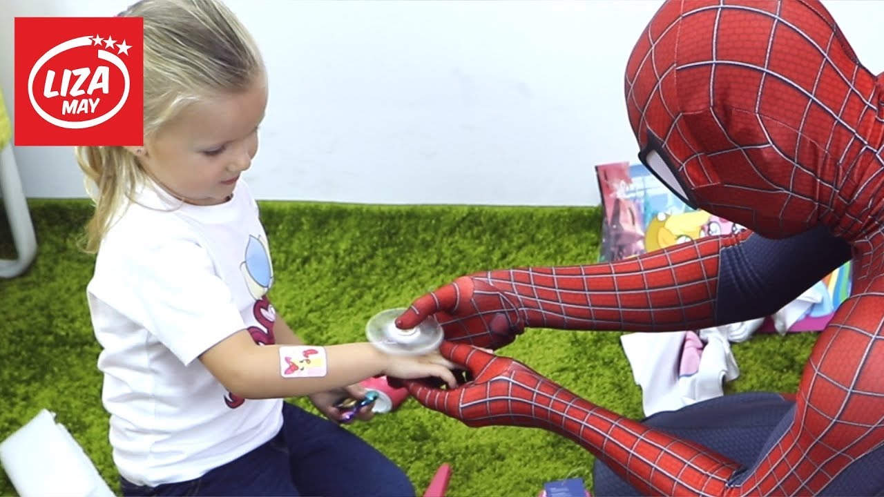 Ролики детские человек паук. Девочка играет с пауками. Ребенок играет с пауком. Умник человек паук. Человек видео для детей