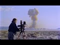 Il cineoperatore è colpito dall'onda di una bomba atomica, la follia dei test Usa negli anni '50