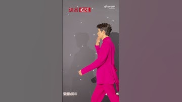 220105#龚俊一身玫红色红龙果套装亮相先生之夜元宇宙红毯，打招呼的俊俊子身材比例好绝
