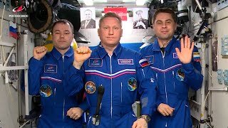 Космонавты Роскосмоса с борта МКС поздравляют россиян с Днём Победы!
