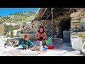 Un tlspectateur youtube aide une dame nomade zari  acheter de la nourriture