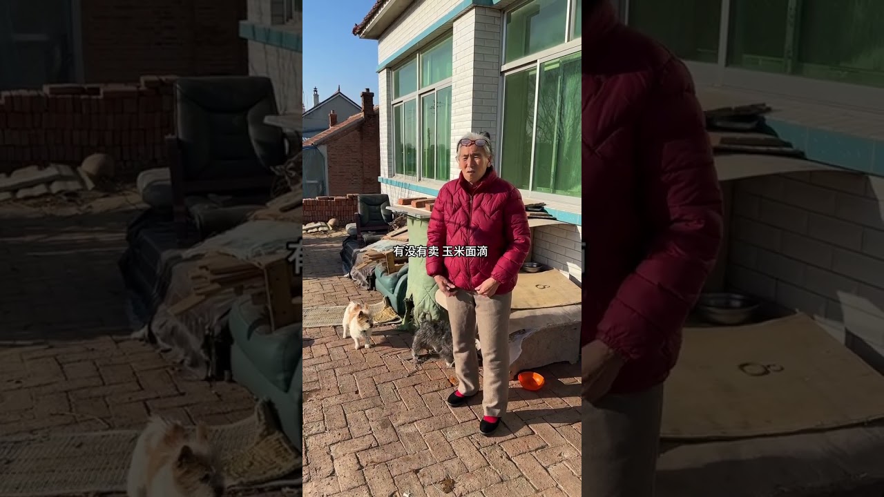 The old mother loves small animals very much. People should still be kind. What a happy da