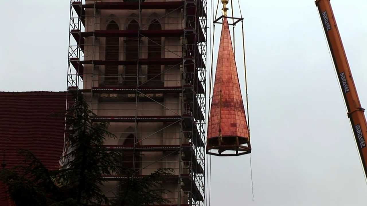 a keszthelyi Magyarok Nagyasszonya Plébániatemplom toronysisakjának beemelése