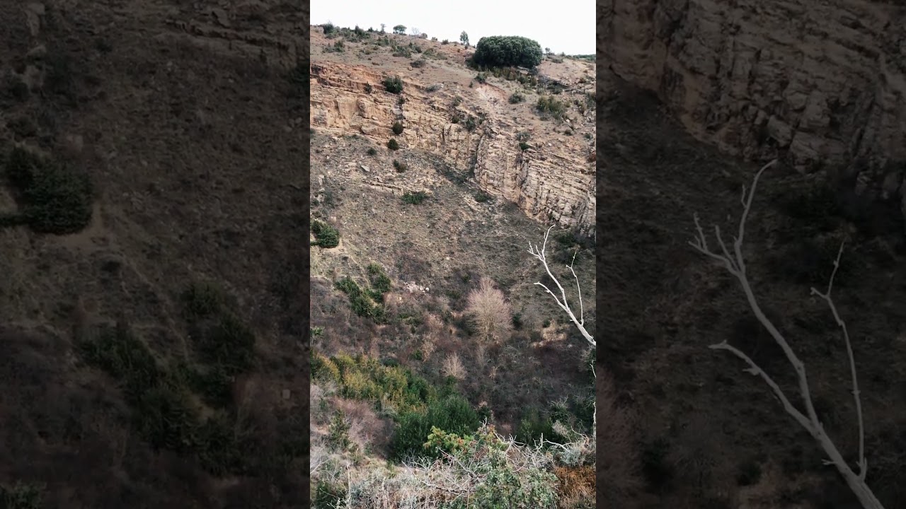 Enorme cráter de mas de 60 metros de profundidad #dolina en #zenzano #larioja MARAVILLA NATURAL