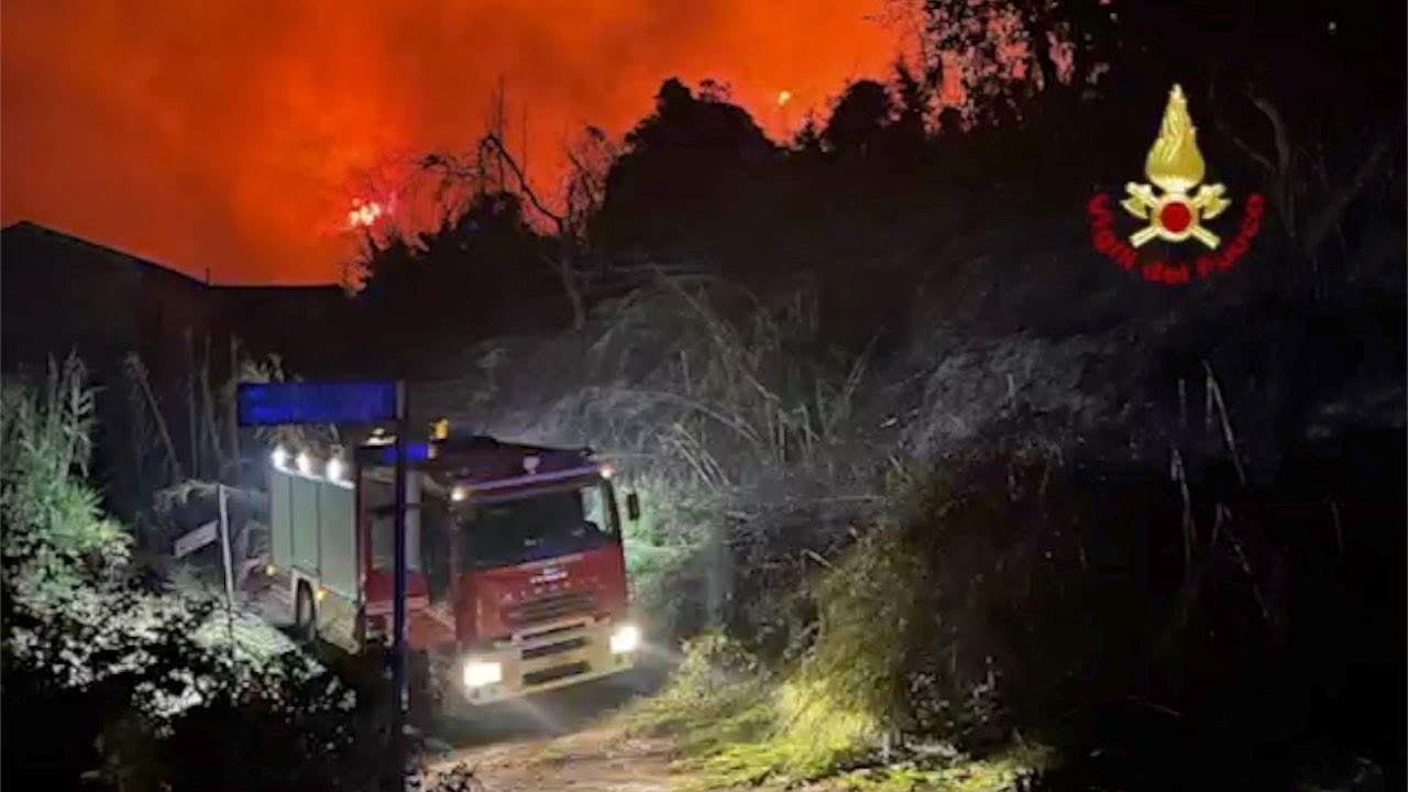 MASSAROSA (LU) - INCENDIO BOSCHIVO OLTRE CINQUANTA VIGILI DEL FUOCO AL LAVORO