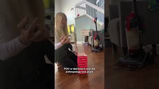 Zijn gezichtsuitdrukkingen zorgen ervoor dat ik het uitlach 💀😭 #anthropologyrock #grap #papa