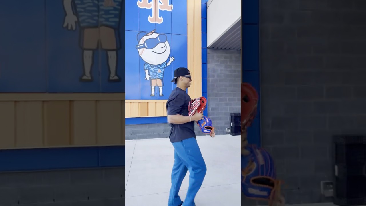 Мистер Мет приветствует Хуана Сото 