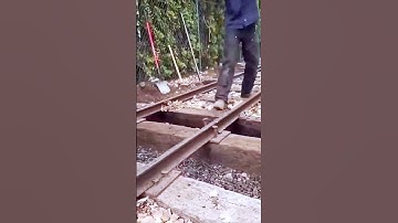 The process of screwing the rail, good tools can make the work more efficient.