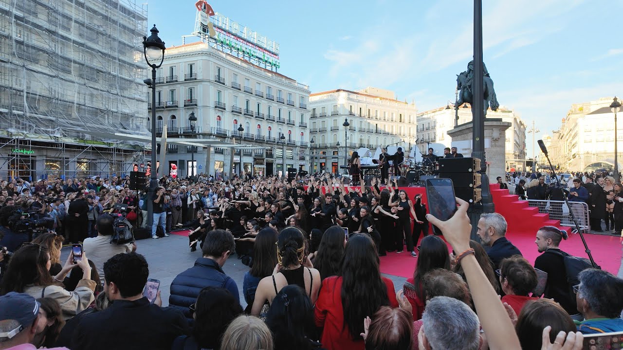 Flashmob en Madrid: 70 bailarines de WOSAP presentan el musical Cabaret en la Puerta del Sol