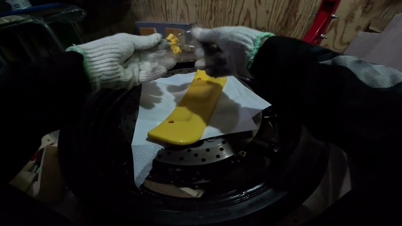 ビードブレーカー先端にタイヤチェンジャー用のプロテクターを付けようとするが一旦あきらめた