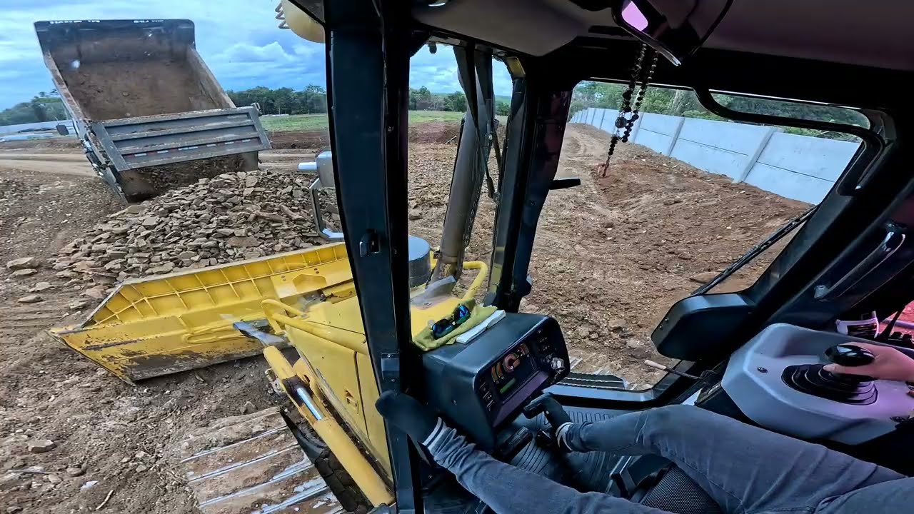 Trator de Esteira Komatsu D-51ex espalhando Cascalho como base 