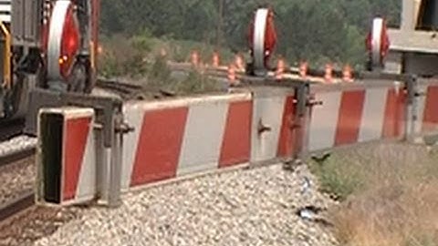 Train 140 Easing Thru The Siding 6-1-11.mpg