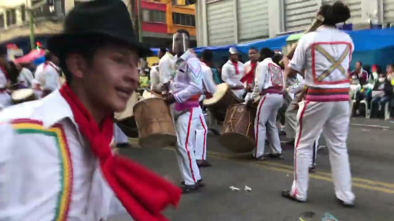 ボリビアのカポラレス踊りのスーツ