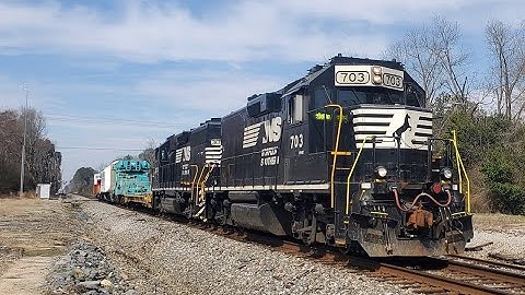 NS 070 (Siemens H&W Movement) in Hopkins w/ GP40-2 slug set powering