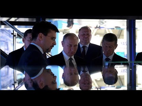 Иннопром-2019. Президенту представили планшет Aquarius с отечественной мобильной ОС Аврора.