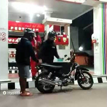 berantem saat mengisi BBM