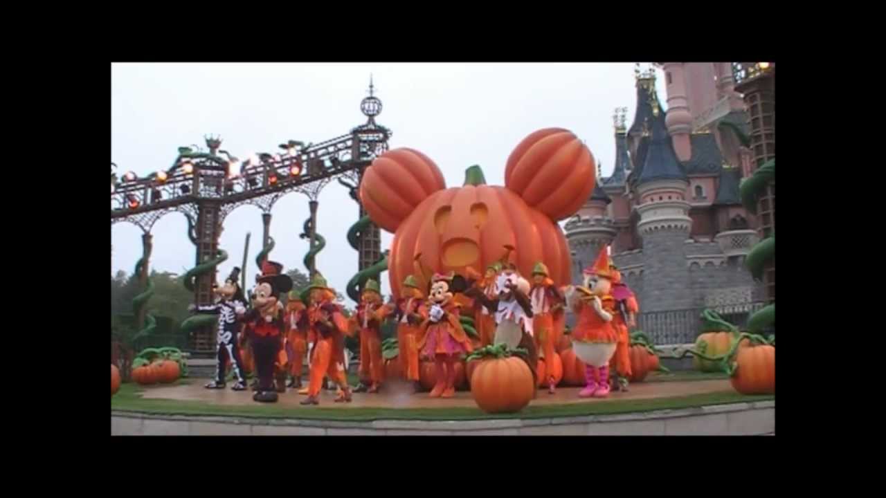 Disneyland Paris - Mickey's Halloween Treat in the Street! (October 2012)