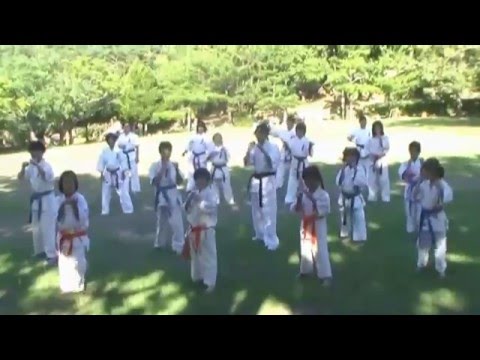 沖縄ファミリーマート　「国道５０８号線」  極真空手女子部 2014年