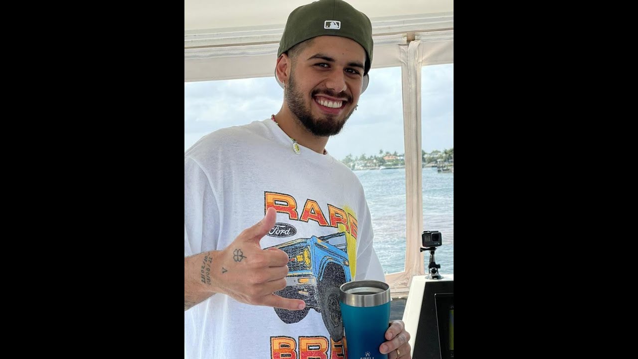 Zé Felipe e seu copo Arell