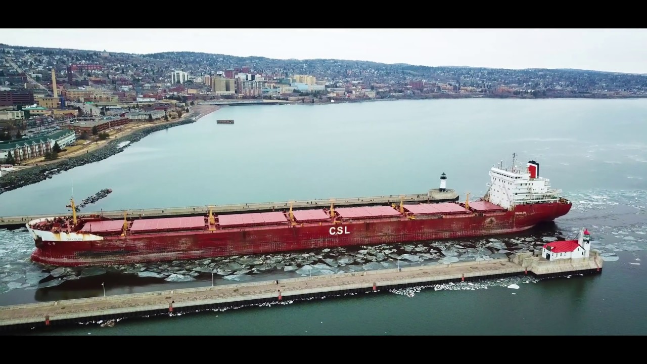 the-canadian-laker-oakglen-coming-into-duluth-harbor-canal-park-04-05