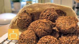 Silently Cooking - Falafel
2 cups of Chickpeas, soaked overnight in water. (I think thats about 3/4 of a cup of DRY Chickpeas.)
A big bunch of Cilantro or Parsley, about 1/2 cup
The Juice of 1 Lemon
2 Tbsp Flour
1 tsp Baking Soda
4-5 Cloves of Garlic
1 cup Green Onions, sliced
1 tsp ground Coriander
2 tsp ground Cumin
Salt to taste
Combine all that in a food processor and process until youre able to form patties. If the mix wont hold together, process more or add flour.
Deep Fry at 350 degrees until Golden Brown and Delicious.
Tahini Sauce!
2-3 tbsp Tahini
Juice of 1 Lemon
2-3 tbsp olive oil
2-3 cloves of Garlic, crushed
Salt
Water (to thin to desired texture. Optional)
Eat these guys in a Pita with some chopped onion, tomato, and cucumber, or just eat them on their own with Tahini Sauce! Silently Cooking - Falafel