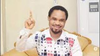 ODUMEJE ENJOYS LIVE PERFORMANCE BY EJYK NWAMBA AND SPRAYS HIM MONEY.