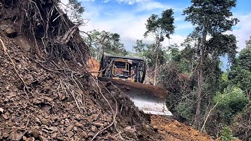 The stunning skills of the D6R XL Bulldozer Operator when splitting the mountain !