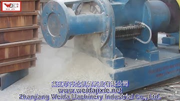 Tree branch crushing machine