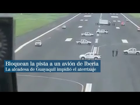 Vehículos atravesados en la pista impiden el aterrizaje de un avión de Iberia en Guayaquil, Ecuador