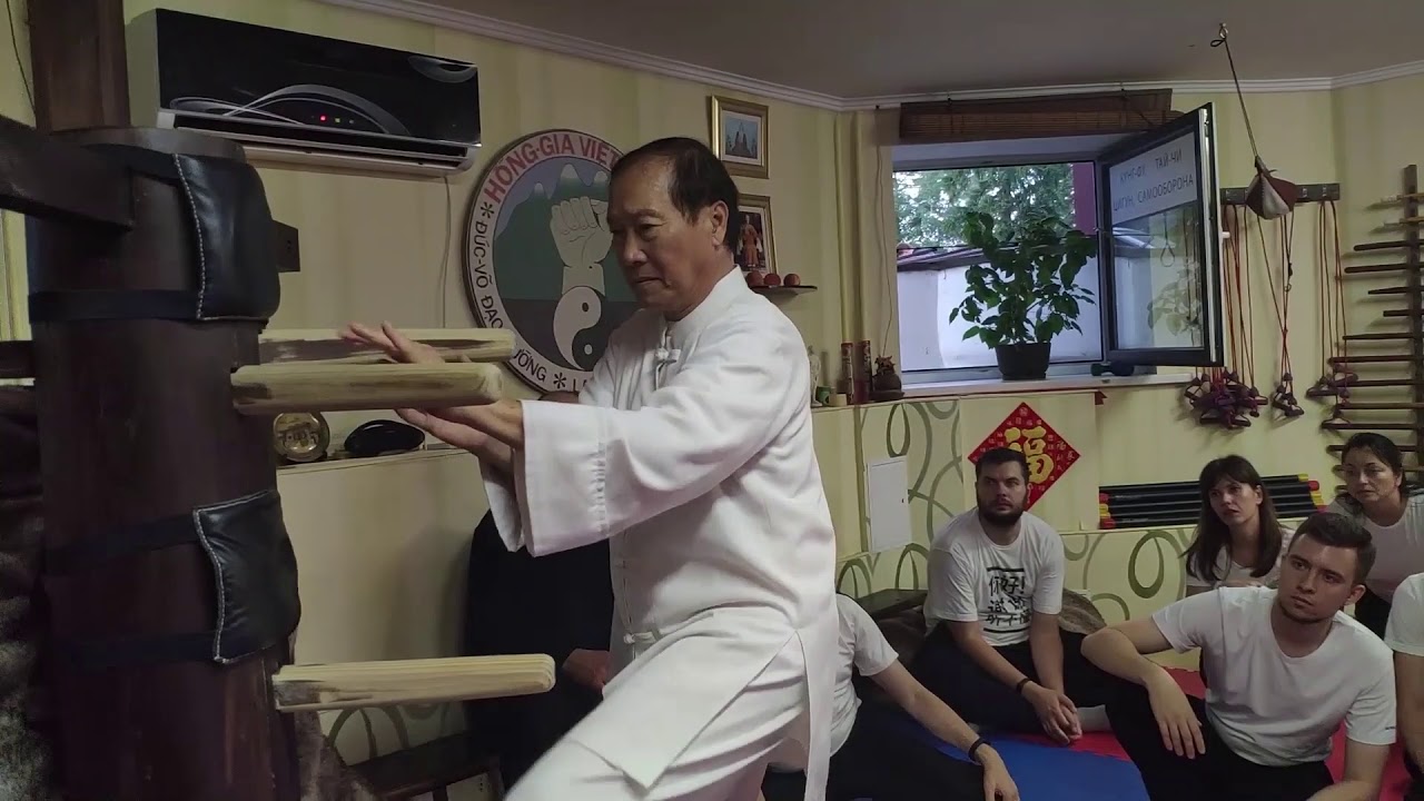 Техника с деревянным человеком в HONG-GIA.