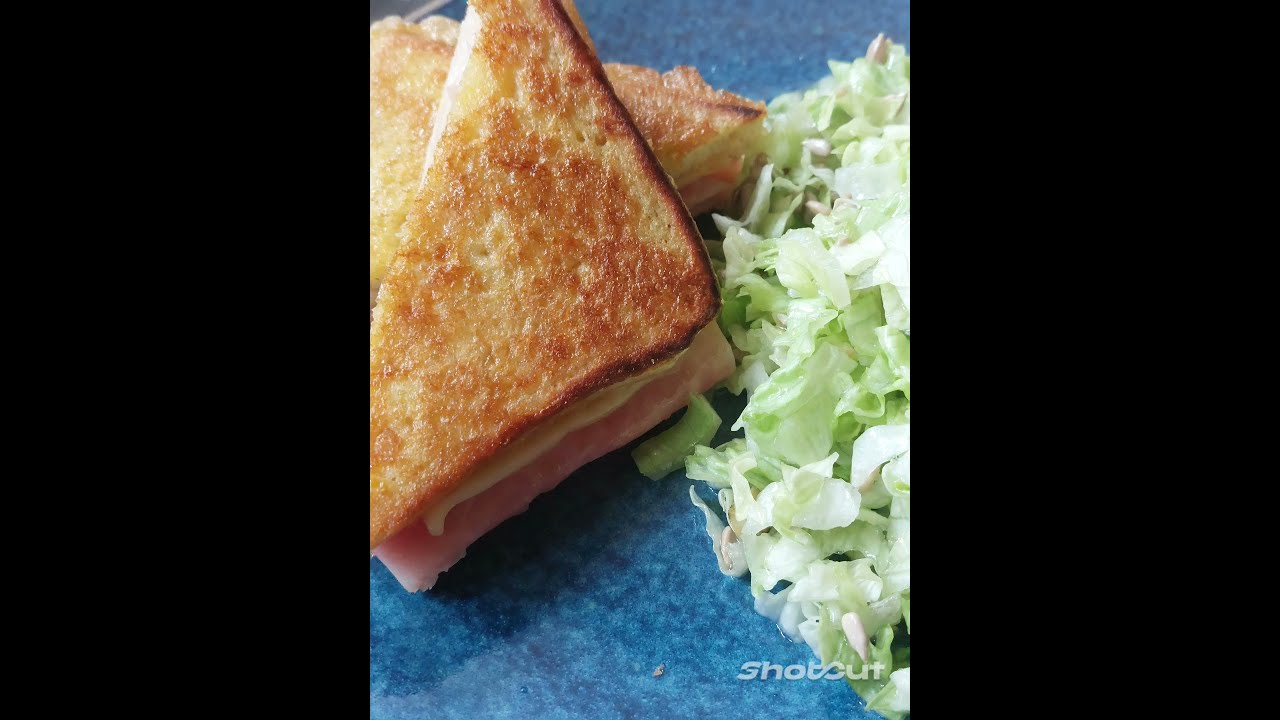 In der Pfanne gebratenes Käse-Schinken Sandwich,Salat mit Nüssen ...