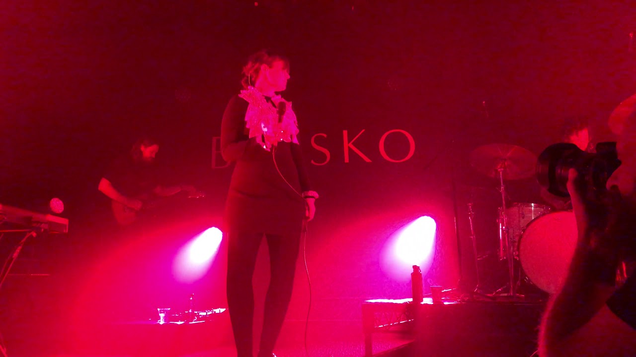 Guarda Sarah Blasko, "Phantom", The Metro, Sydney, June 2018 su YouTube Guarda Sarah Blasko, "Phantom", The Metro, Sydney, June 2018 su YouTube