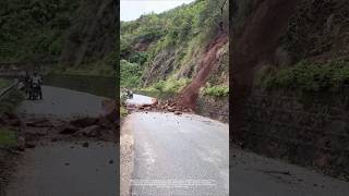 Landslide hits the road! Drivers are forced to stop instantly