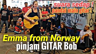 Wow! Tourist CANTIK dari Norway request pinjam gitar Bob, nak menyanyi sambil main gitar.