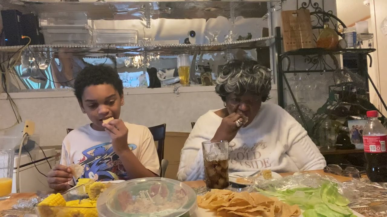 Мы едим куриный салат с кукурузой в початках, чипсами и листьями салата.