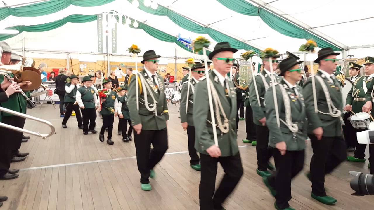 Schützenfest Elfgen-Belmen 2015 [Einzug des Klompen-Königs in das Festzelt]