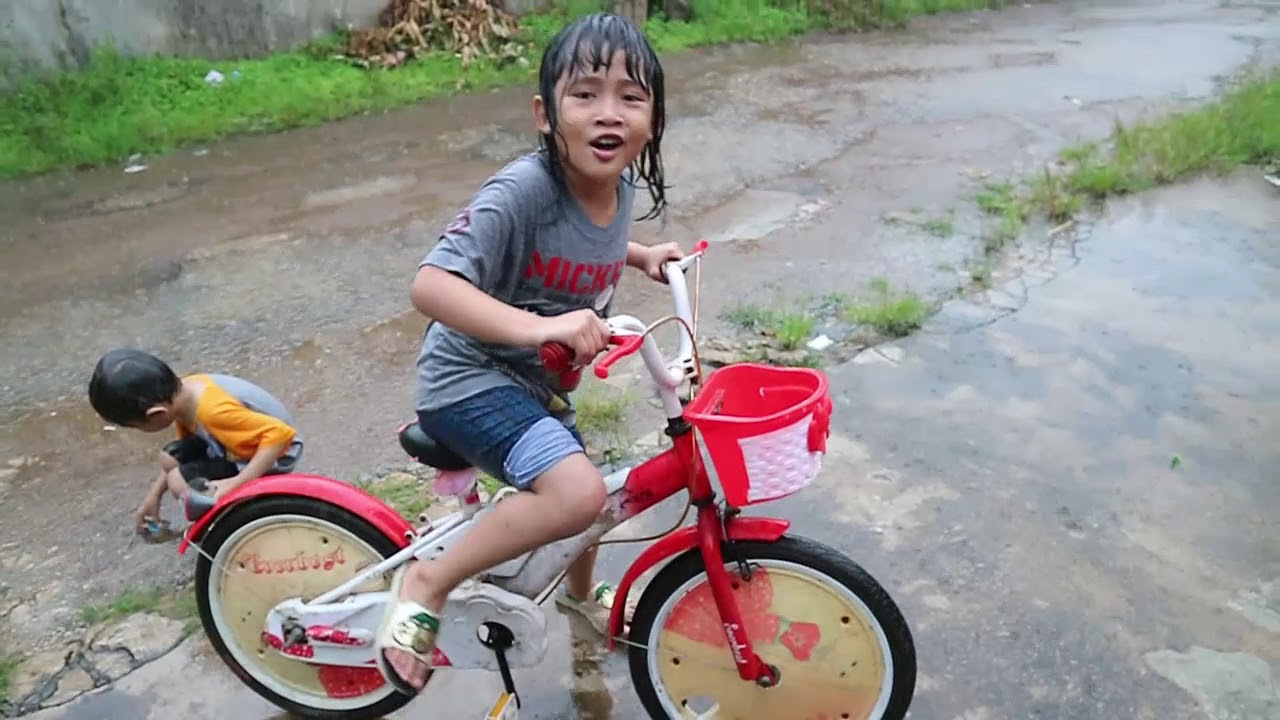 SERUNYA BALITA  LUCU MANDI  HUJAN  SAMBIL BERMAIN SEPEDA 