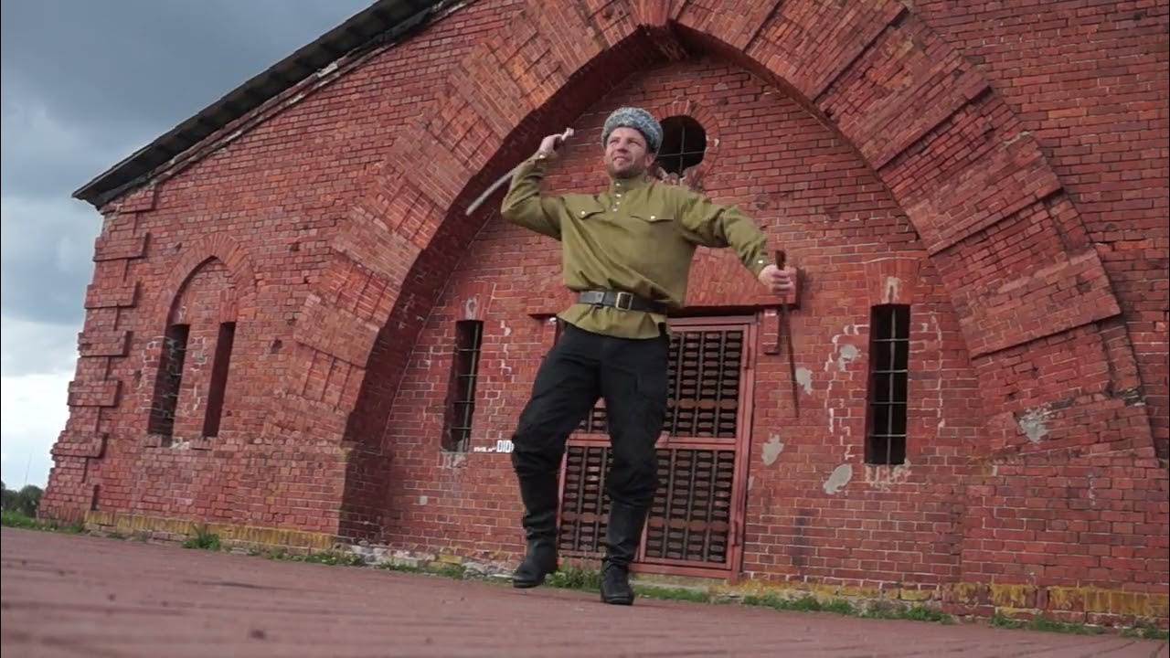 По Берлину Казаки. Фланкировка шашками - YouTube