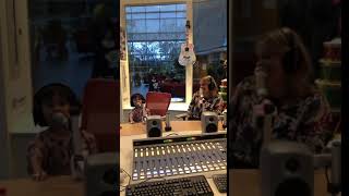 Lauren Alaina Sings Holiday Carols with Patients at CHOA!