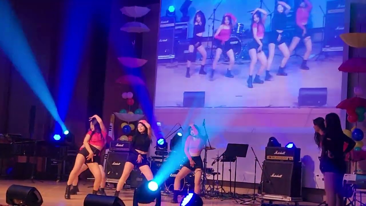 남고 축제에 여자 댄스부가 공연을 한다면?